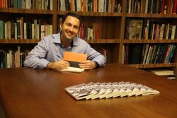 Augusto está lançando seu primeiro livro