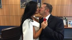 Milena beija o marido,