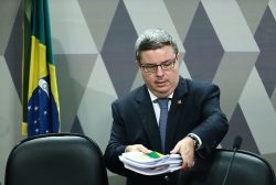 DF - IMPEACHMENT/SENADO/RELATÓRIO - POLÍTICA - O relator Antonio Anastasia (PSDB-MG)   chega para reunião da Comissão Especial   do Impeachment no Senado, em Brasília,    para votação do relatório que recomenda   a continuidade do processo de   impedimento da presidente Dilma   Rousseff, nesta sexta-feira, 6.   06/05/2016 - Foto: WILTON JUNIOR/ESTADÃO CONTEÚDO