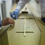 dfa2cd-20200422-covid-funeral